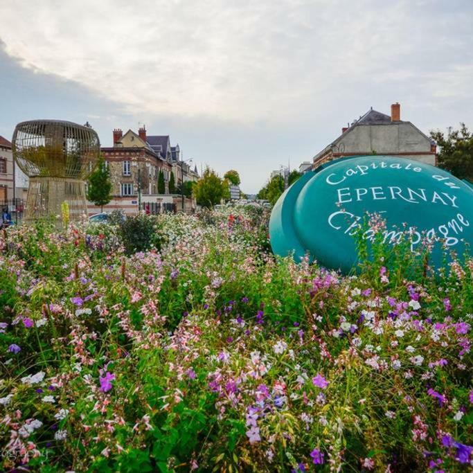 Suite Premium Le Figaro 1 Épernay Exteriör bild